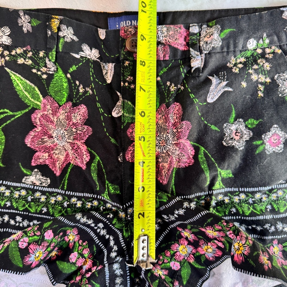 Old Navy Floral Black Women's Everyday Shorts - Size 2 - Picture 4 of 14